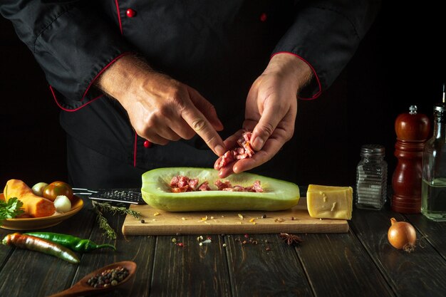 Szef kuchni przygotowuje potrawę